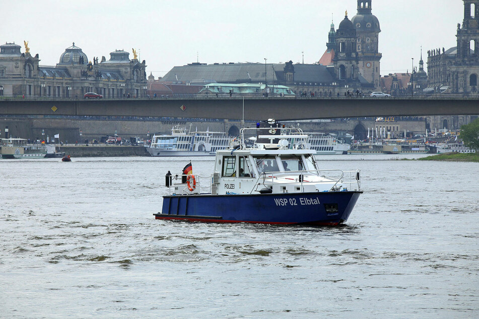 Ein vermeintlicher Ölfilm löste am Freitagnachmittag einen großen Einsatz auf der Elbe aus. (Archivbild)
