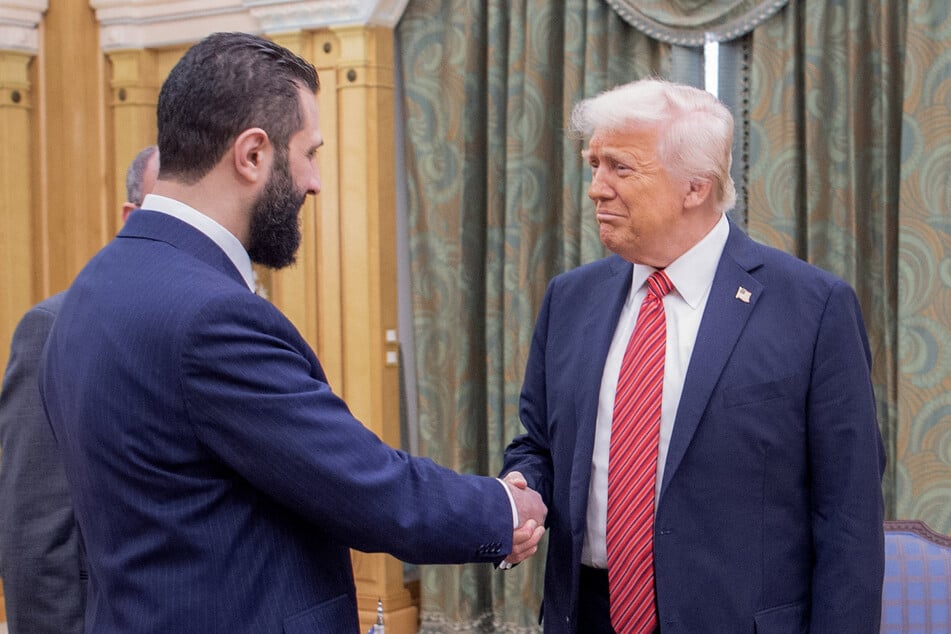 US President Donald Trump (r.) on Monday formally lifted all sanctions on Syria, which is being provisionally led by Ahmed al-Sharaa after the fall of Bashar al-Assad