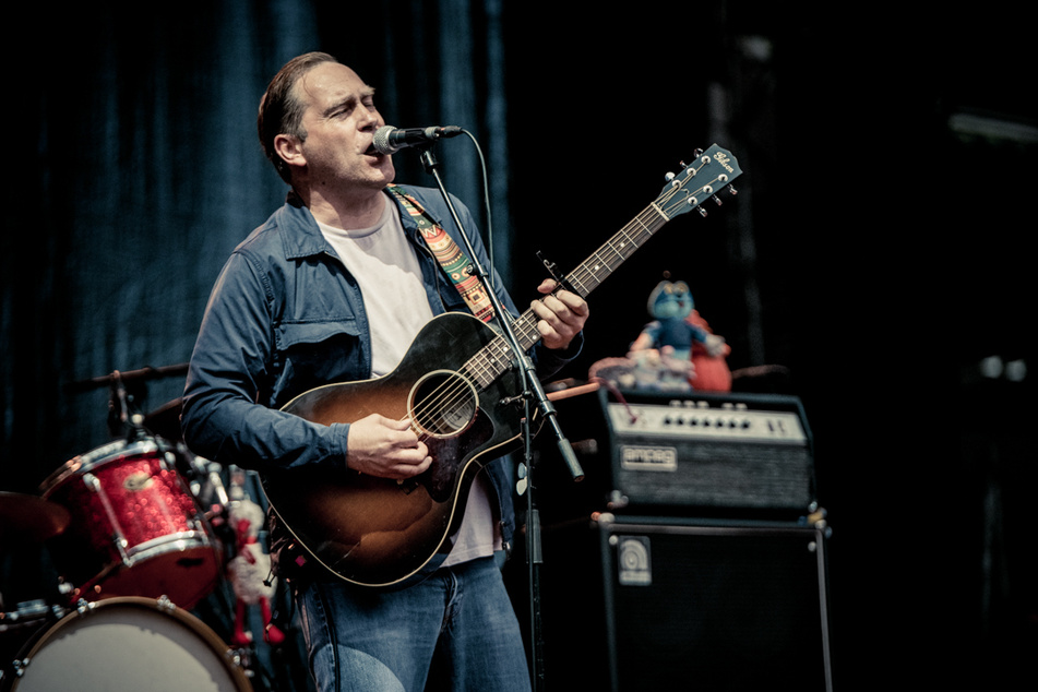 Unterstützt wurde Tocotronic am Samstag von Singer-Songwriter Thees Uhlmann (49). Der Gründer der Band "Tomte" performte unter anderem "Ich sang die ganze Zeit von dir".