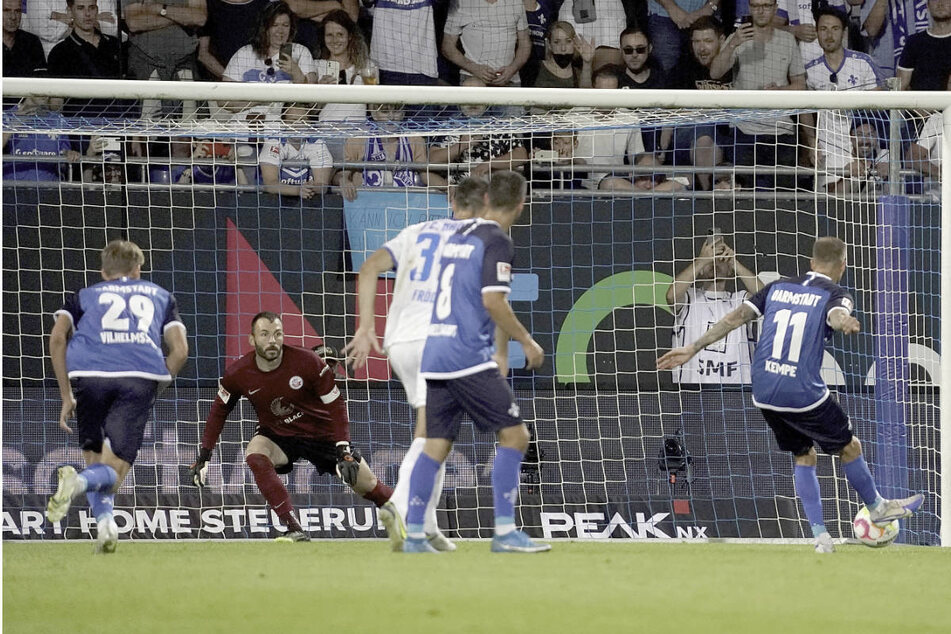Tobias Kempe verwandelt den Strafstoß souverän zum 4:0 für den SV Darmstadt 98.