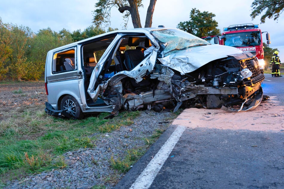 VW-Bus kracht gegen Baum: Ersthelferin befreit Fahrer aus Unfallwrack