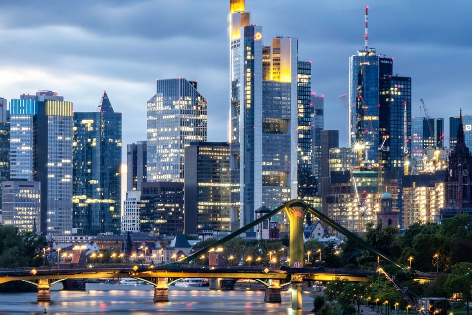 Dunkle Wolken über der Skyline von Frankfurt - bildet sich in der Mainmetropole eine Immobilienblase? Die Großbank UBS warnt vor dieser Gefahr.