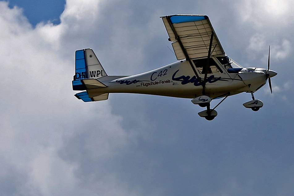 Flugzeugscheibe geht kaputt, Pilot (64) verliert Kontrolle und landet in Baumkronen!