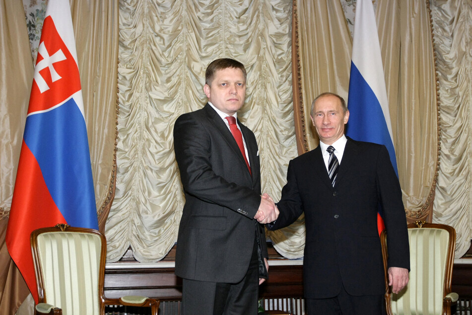Russian Prime Minister Vladimir Putin (r.) shakes hands with Slovakian Prime Minister Robert Fico (l.) in Moscow on November 11, 2009.