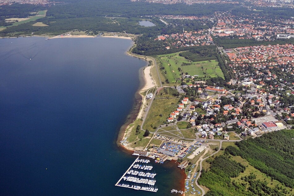 Am Cospudener See wurden am Samstag kurzzeitig drei Personen vermisst. (Archivbild)