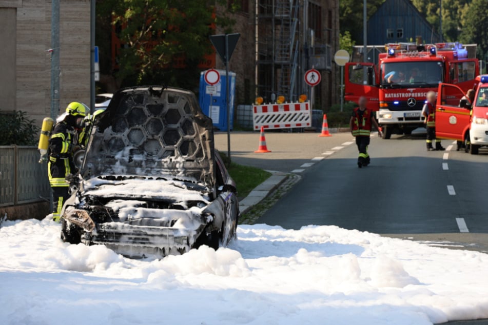 Ein Auto brannte in Schneeberg (Erzgebirge) komplett nieder.