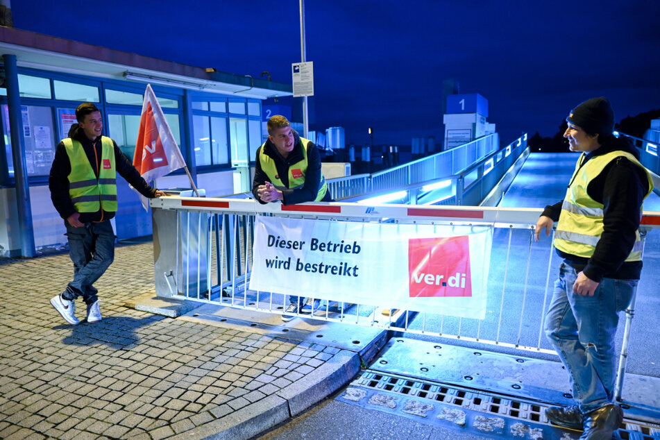 Meersburg: Mitarbeiter der Bodensee Schiffsbetriebe streiken am Fährhafen, der seit den Morgenstunden für 24 Stunden bestreikt wird.