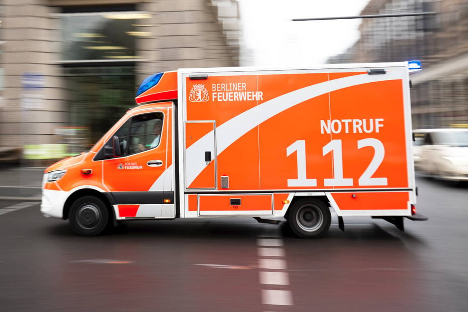 Der 25-Jährige musste vom Rettungsdienst zur stationären Behandlung in eine Klinik gebracht werden. (Symbolfoto)