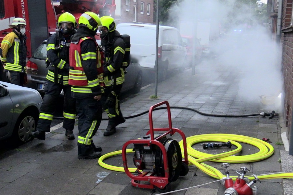Köln: Kellerbrand in Mehrfamilienhaus - Feuerwehr Neuss rettet fünf Bewohner und Wellensittich