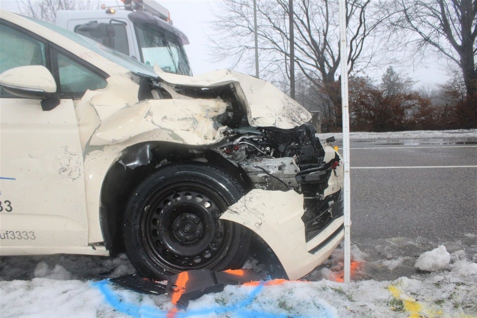 Auch das Taxi wurde durch den Zusammenstoß so stark beschädigt, dass es nicht mehr fahrtauglich war und abgeschleppt werden musste.
