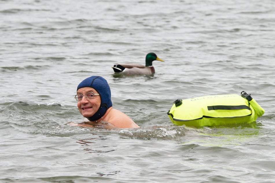 Öfter auch in tierischer Begleitung: Seit mehr als zwei Jahren schwimmt Moderator und Komiker Wigald Boning (57) täglich in Flüssen und Seen (Archivbild).