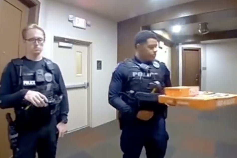 Diese zwei Polizisten aus den USA lieferten nach der Festnahme des Pizzaboten kurzerhand die Bestellung selbst aus.