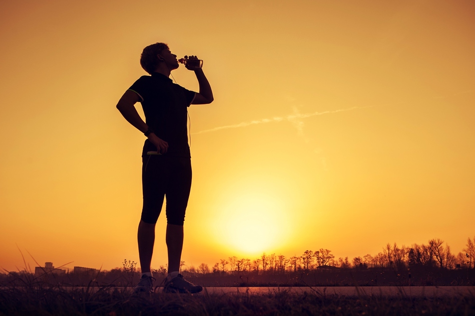 Um den Wasserhaushalt auszugleichen, sollte man beim Joggen im Sommer eine Trinkflasche mit sich führen.