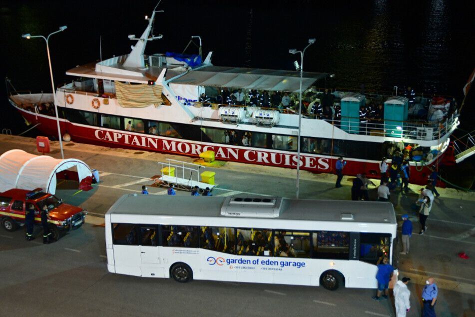 Malta erlaubte rund 425 Migranten an Land zu gehen, nachdem sie mehr als einen Monat auf See waren.