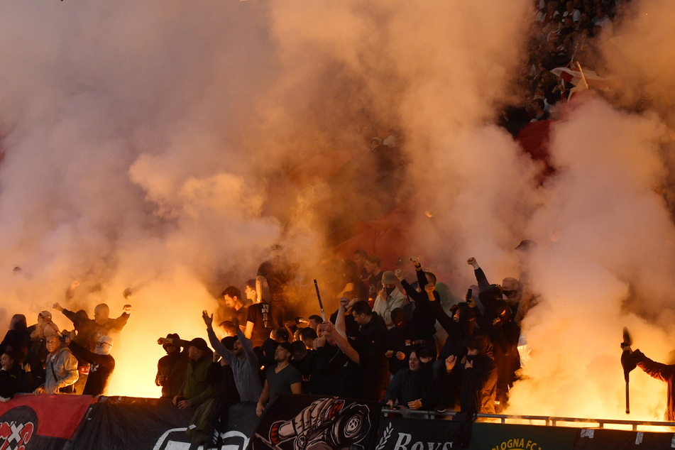 Krasse Pyro Show Vor Borussia Dortmund Spiel Feuerspektakel In Amsterdam Tag24