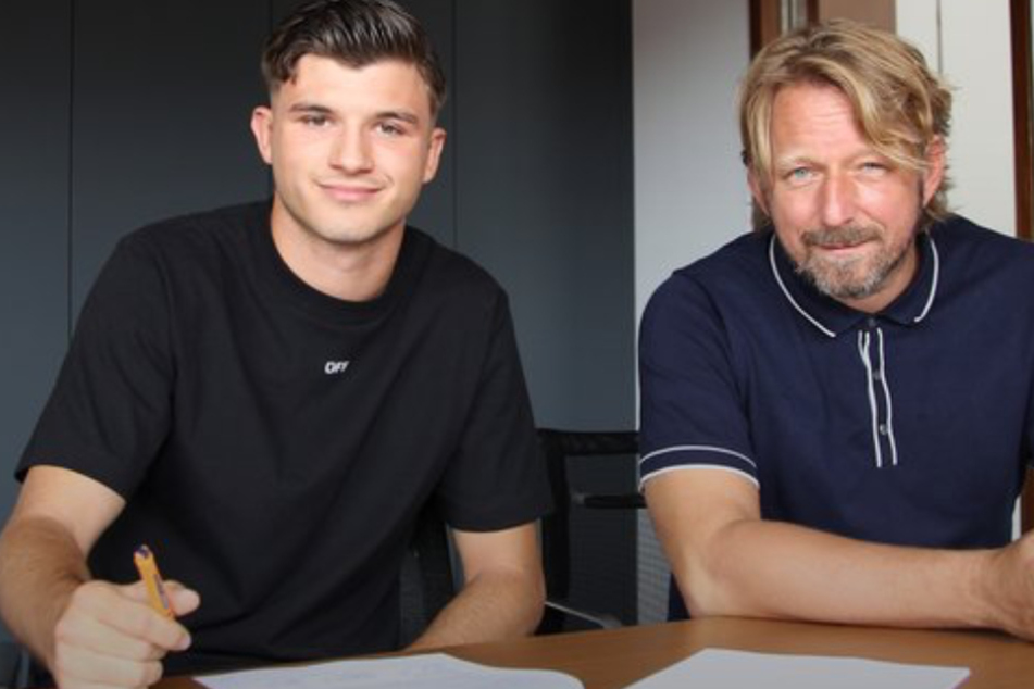 Hier unterschreibt Antonis Aidonis (19) seinen neuen Vertrag beim VfB Stuttgart.