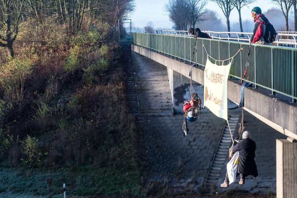 Von Autobahnbrücke abgeseilt: Klimaaktivisten wegen Nötigung vor Gericht
