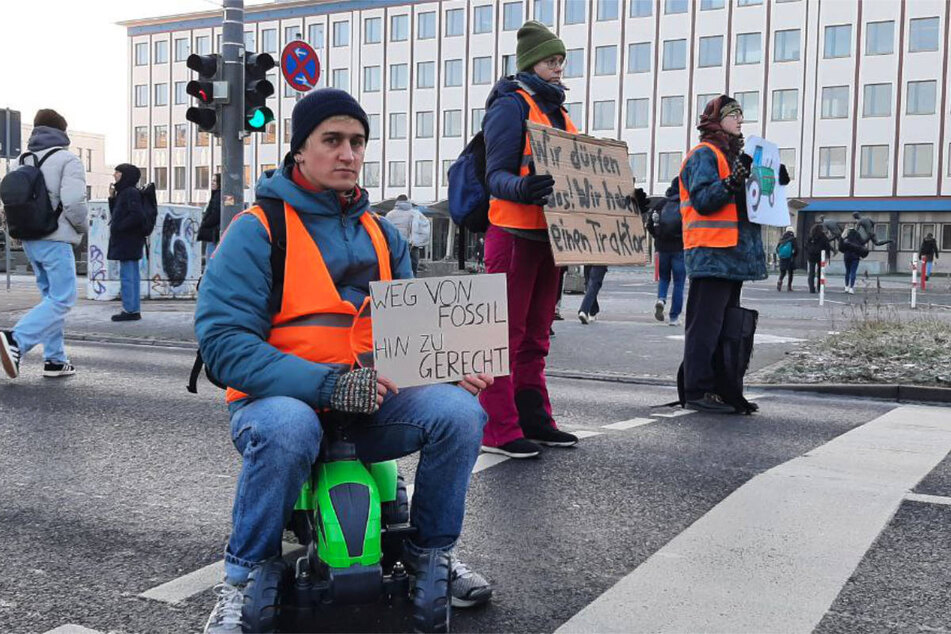 In Leipzig haben Aktivisten der Letzten Generation die Jahnallee mit einem "Traktor" blockiert.