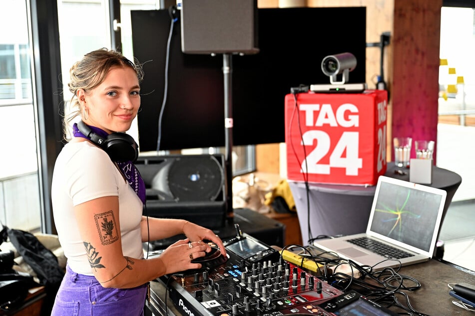 Techno-DJ Ems.Tense heizte den Besuchern in der TAG24-Redaktion ordentlich ein.