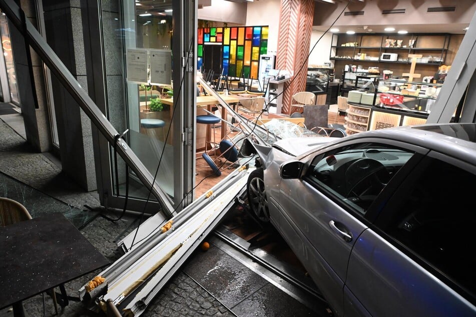 Heftiger Crash auf Friedrichstraße: Smart rammt Mercedes in Schaufenster