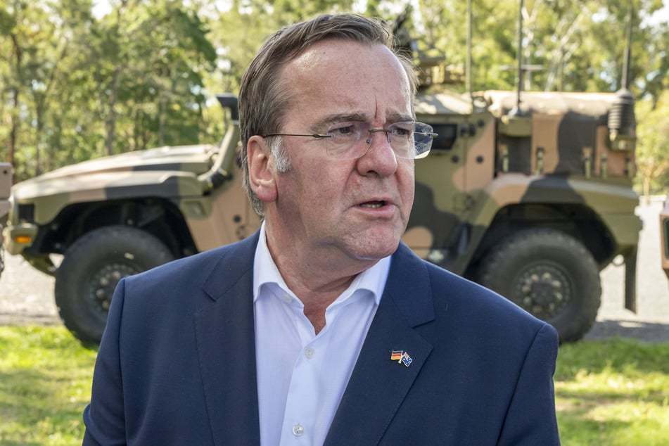 Vonseiten des Bundesverteidigungsministers Boris Pistorius (66, SPD) kommt keine Bestätigung zur Umleitung von Waffen in den Nahen Osten.
