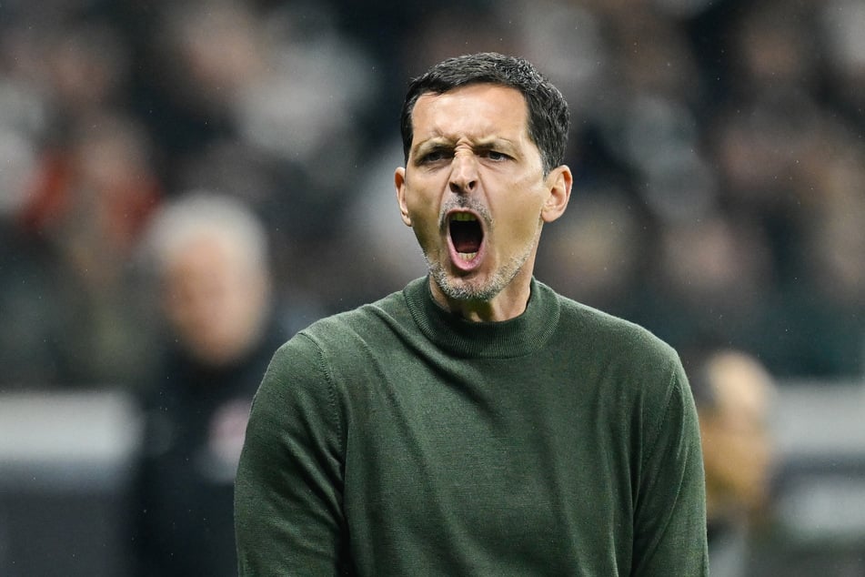 SGE-Trainer, Dino Toppmöller (44), musste seine Betrachtung der Europa-League-Halbfinals am Donnerstag vorzeitig abbrechen.