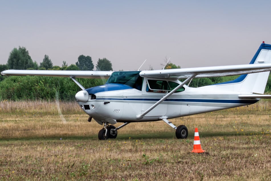 Missglückter Start: Ultraleichtflugzeug baut heftigen Unfall!