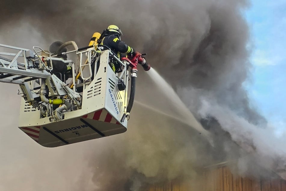 Auch Drehleitern waren im Einsatz.