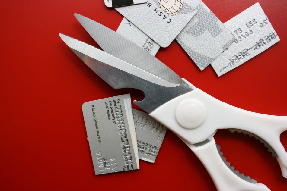 Schutz vor Datenmissbrauch: Vor der Entsorgung zerstört man die Karte - inklusive Chip und Magnetstreifen.