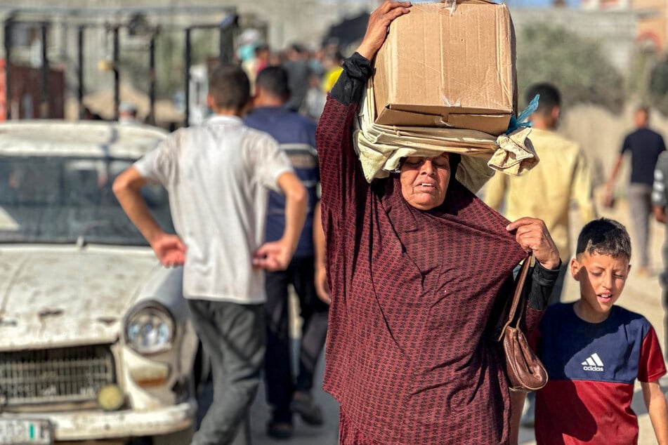 US and Israel-backed aid distribution sparks chaotic and "heartbreaking" scenes in Gaza