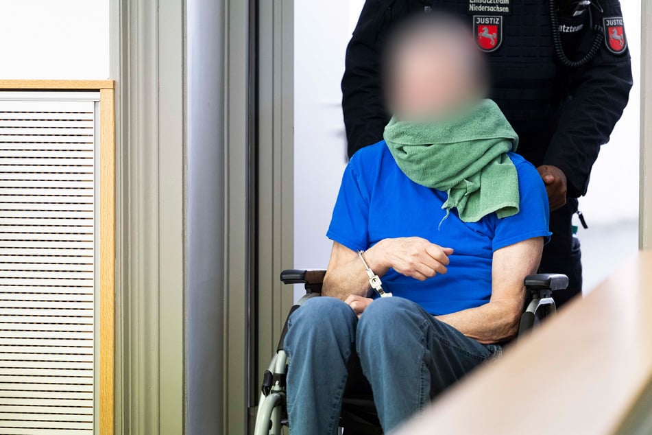 Der Täter versuchte nach dem Mord auch noch sich selbst umzubringen. Seitdem sitzt er im Rollstuhl.