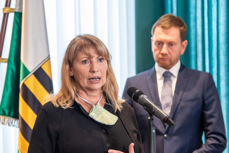 Michael Kretschmer (45, CDU, right), Prime Minister of Saxony.  To his left is Petra Köpping (62, SPD), in the background the flag of the Free State of Saxony.