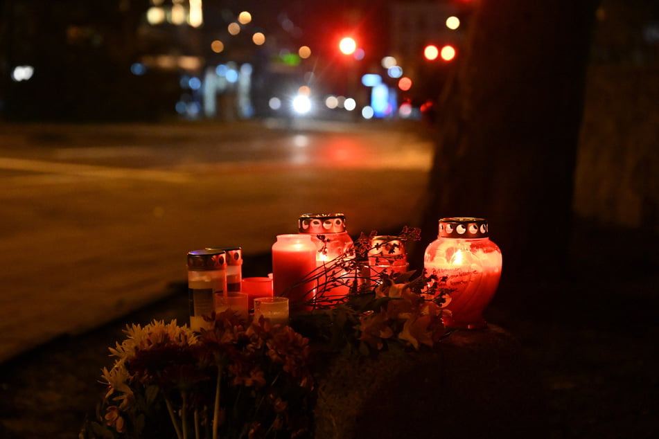 Blumen und Kerzen wurden am Tatort in München niedergelegt.