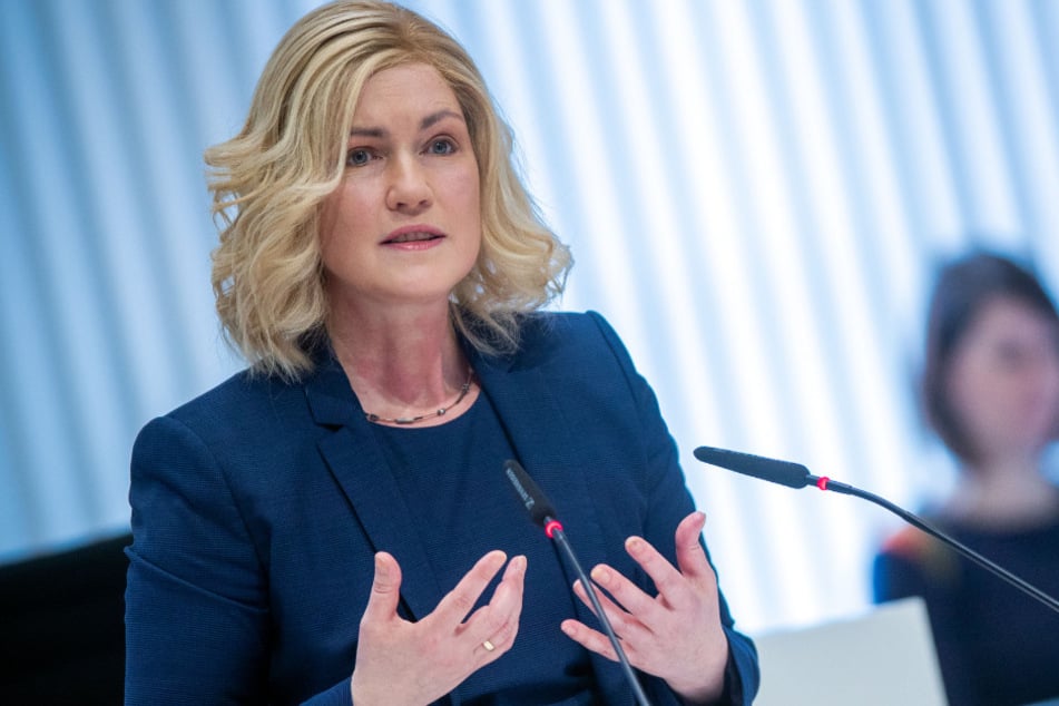 Manuela Schwesig (SPD), die Ministerpräsidentin von Mecklenburg-Vorpommern, spricht bei der Landtagssitzung.