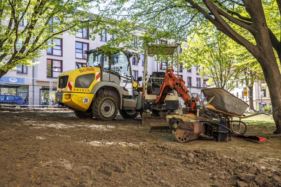 Azubis gehen hier ans Werk und kümmern sich um den verdichteten Boden.