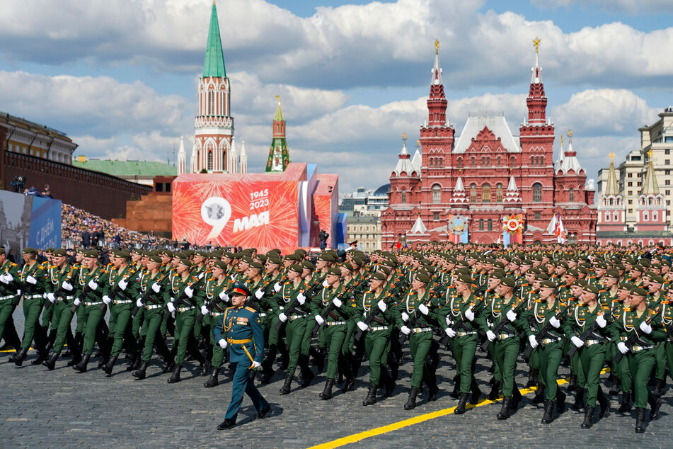 Russische Soldaten marschieren auf dem Roten Platz während der Militärparade zum Tag des Sieges.