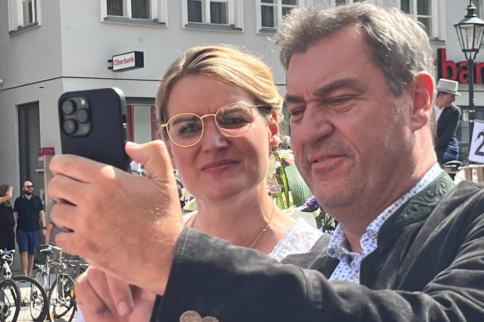 Schlechte Nachrichten über seinen Vize: Bayerns Ministerpräsident Markus Söder (56, r., neben Augsburgs Oberbürgermeisterin Eva Weber) fordert Aufklärung.