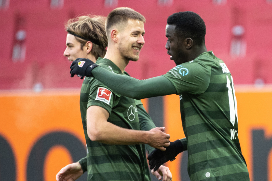 Er ist einer der Erfolgsgaranten beim VfB Stuttgart: Waldemar Anton (Mitte, 24). Gegen den FC Augsburg jubelt er gemeinsam mit Silas Wamangituka (r., 21). Dahinter ist Borna Sosa (22) zu sehen.