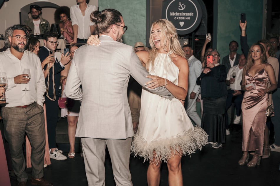 Den gemeinsam mit "Let's Dance"-Star, Isabel Edvardsson, einstudierten Hochzeitstanz präsentieren die beiden in ihrer zweiten Location, im Kraftwerk Küchenfreunde in Hamburg-Bahrenfeld.