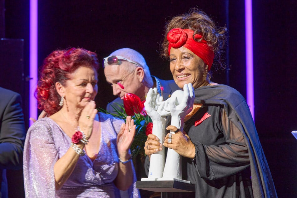 Viola Klein (65, v.l.) und Pfarrer Stefan Hippler (64) überreichen Cynthia Clottey (60) den "Hope Award".