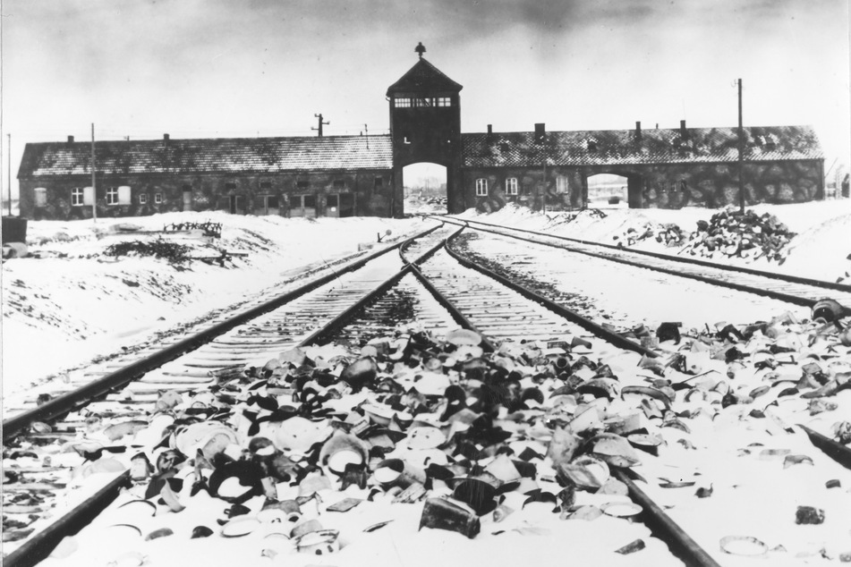 Das Foto vom Februar/März 1945 zeigt den Eingang zum Konzentrationslager Auschwitz-Birkenau in Polen. Die Gleise führen in das Lager.