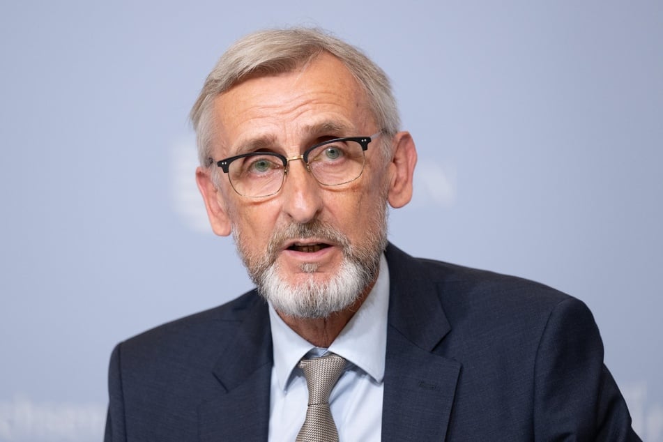 Sachsens Innenminister Armin Schuster (64) will "im Zivil- und Katastrophenschutz endlich Schritt halten".