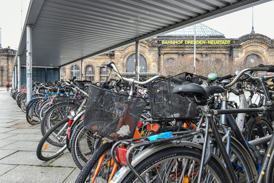 Drunter und drüber: Am Bahnhof Neustadt wurden kürzlich 107 herrenlose Fahrräder abgeräumt.