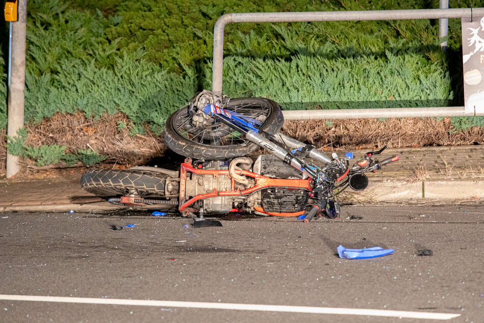 Das Moped wurde durch den Zusammenstoß völlig zerstört. Der Fahrer (†17) starb noch am Unfallort.