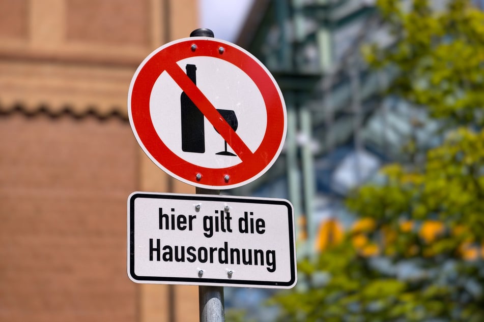 Zwei dieser Schilder weisen neben dem Center-Eingang auf das Verbot hin.