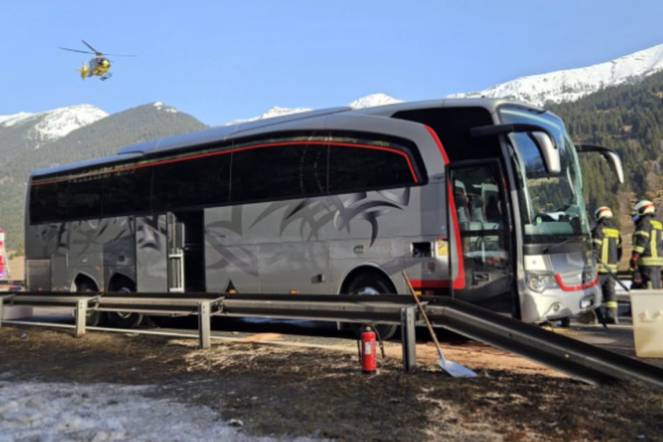 Feuerwehrleute kümmerten sich um ausgelaufenen Treibstoff, da der Dieseltank des Reisebusses beschädigt wurde.