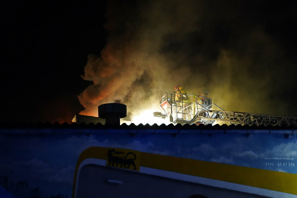 Mittlerweile sind die Flammen besiegt. Personen kamen durch den Brand nicht zu Schaden.