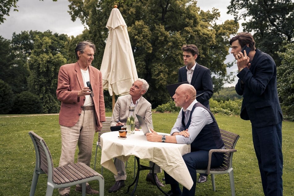 Christopher Rosen (sitzend, r.) hatte seine Villa für explizite Partys vermietet. Mehrere weibliche Gäste wurden getötet.