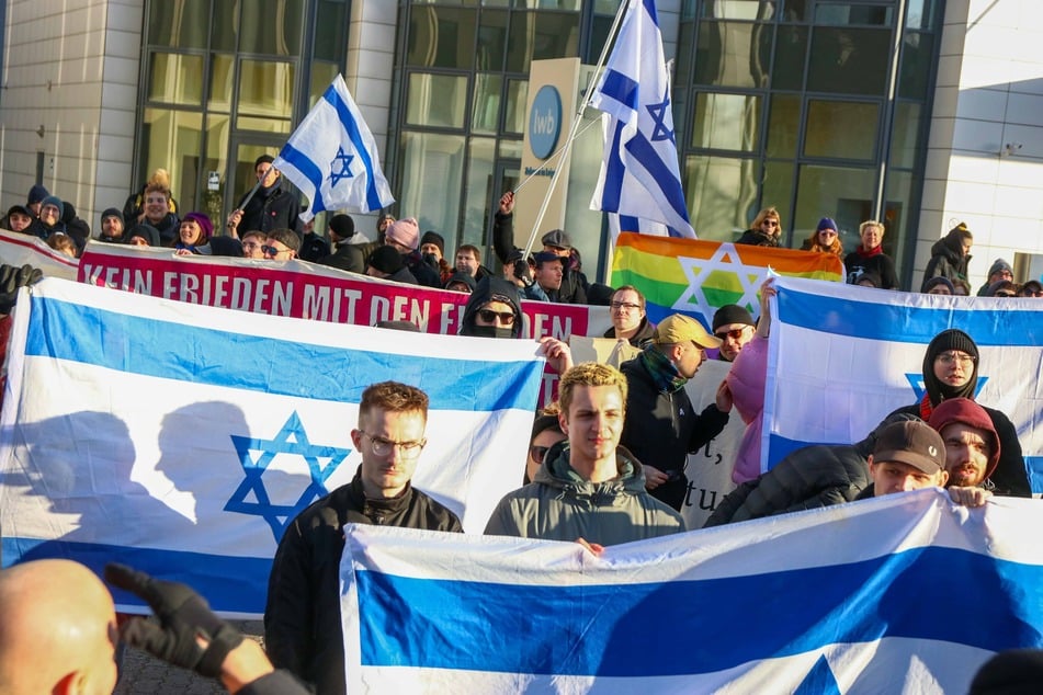 Dem Aufzug stellten sich Hunderte Pro-Israel-Demonstrierende entgegen.