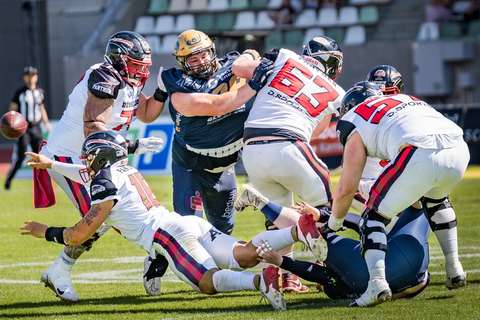 Schwerstarbeit an vorderster Front: Eric Hauschild (27, M.) schafft Platz, während sich ein Kollege den Quarterback schnappt.